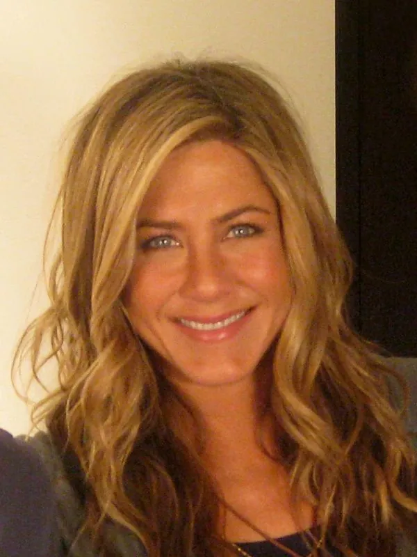 Jennifer Aniston: Embracing Natural Beauty and Aging Gracefully - CelebTrap